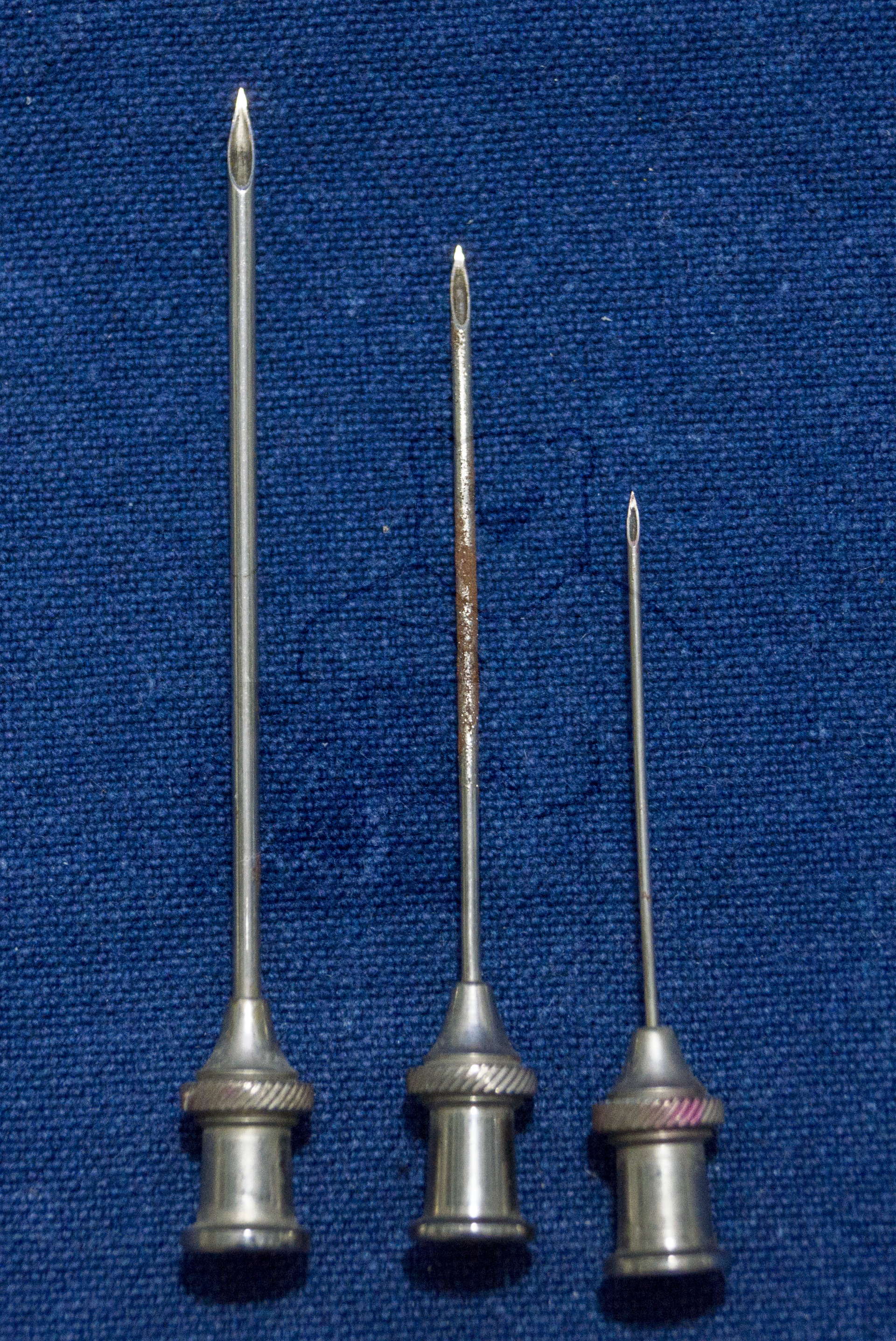 Handgemachte Glasspritze und Kanülen, um 1900, Detailaufnahme Kanülen